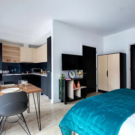 Yugo Dominick Place *